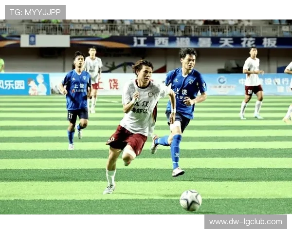 射洪中学足球队精彩对决展现团结拼搏精神 力克强敌勇夺冠军